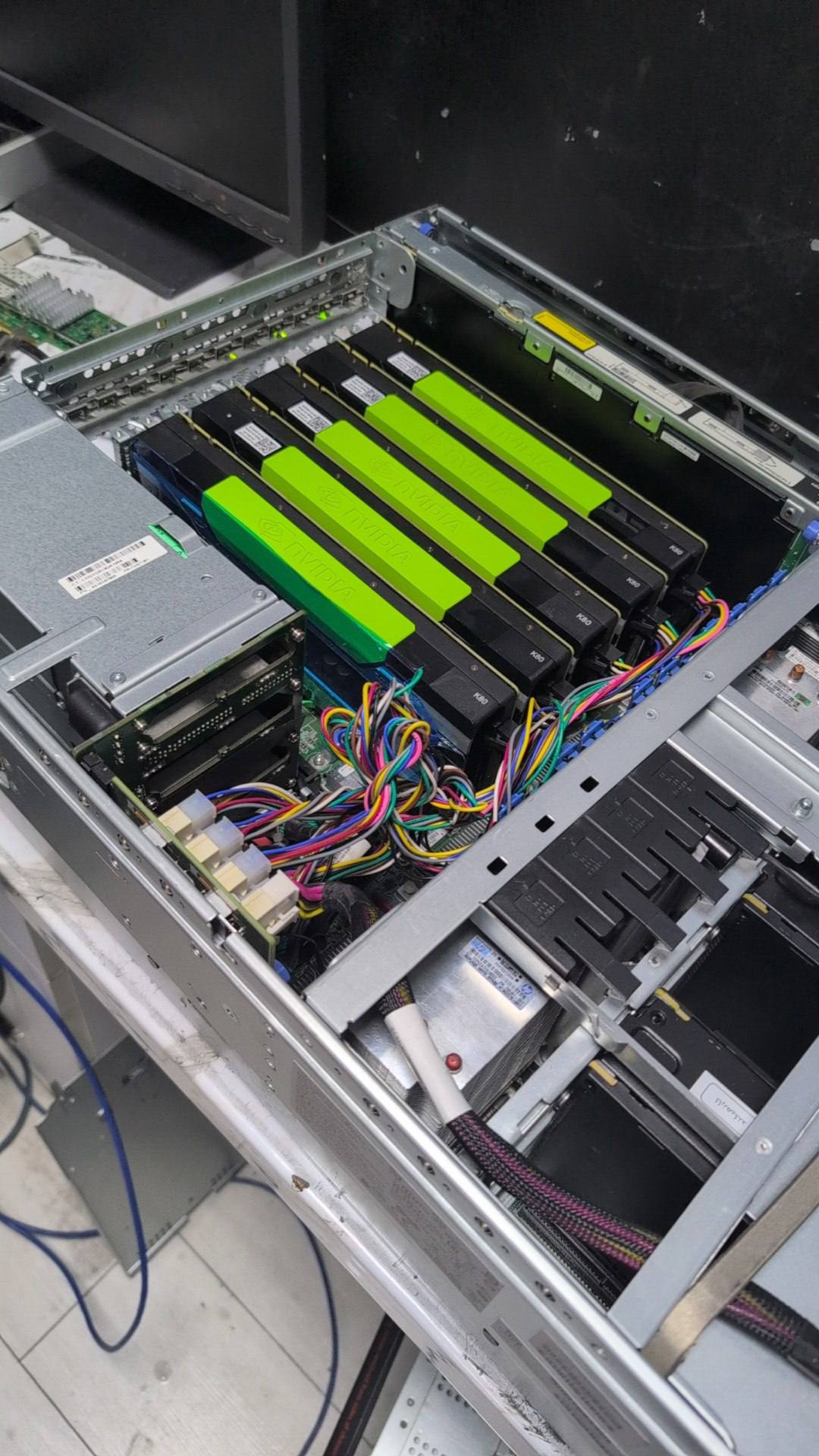 شاسی سرور مجهز به کارت‌های گرافیک NVIDIA Tesla